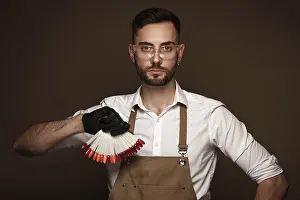 Manicure Master Drucke: Manicur master man in working form with tools in hand