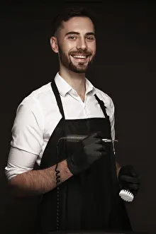 Manicure Master Drucke: Manicur master man in working form with tools in hand
