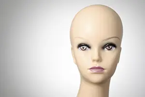 Symbolic Picture Concept Drucke: Mannequin head on grey background with copyspace