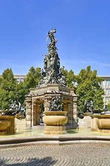 Drucke von Mannheim, Deutschland, September 2022: Brunnen mit Skulpturen genannt Grupello Pyramid mit Skulpturen in Platz genannt Paradeplatz im Stadtzentrum Mannheim, Deutschland Mannheim Drucke: Mannheim, Deutschland