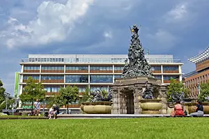Drucke von Ein Sonnenschein-Tagesausflug in die Innenstadt von Mannheim, wo der Grupello-Pyramidenbrunnen im kleinen Park auf dem Paradeplatz ein wahrer Anziehungspunkt ist Mannheim Drucke: Grupello-Pyramide mit Skulpturen auf dem Paradeplatz in Mannheim