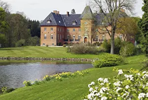 Scandinavian Water Body Drucke: Manor house reflected in a pond