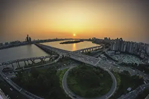 Drucke von Ansicht der Mapo Brücke vom Dach eines Gebäudes, Sonnenuntergang auf den Verkehr während der Rushhour in Seoul, Südkorea Südkorea Drucke: Mapo Brücke-Blick von der Spitze eines Gebäudes.