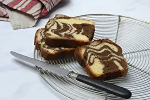 Marble Cake Drucke: Marble cake and knife on cake rack