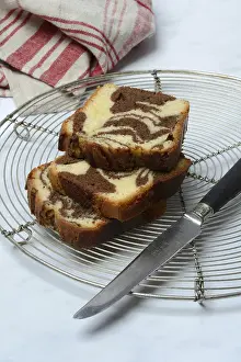 Marble Cake Drucke: Marble cake and knife on cake rack