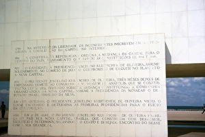Marmortafel mit wichtigen historischen Daten vor dem Bibliotheksgebäude, Brasilia, Bundesdistrikt, Brasilien, 1962, Südamerika.