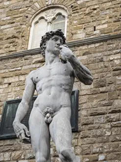 Drucke von Marmorskulptur David von Michelangelo vor Palazzo Vecchio, Piazza della Signoria, Florenz, Italien Michelangelo Buonarroti Drucke: Marmorskulptur David von Michelangelo vor dem Palazzo Vecchio.