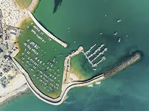 Top Down View Of Beach Drucke: Top Down over Marine and Beach from a drone