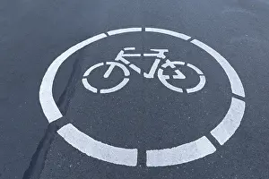 Drucke von Gemarkte Fahrradweg auf der Straße, Münster, Deutschland Gemarkte Fahrradweg auf der Straße, Münster, Deutschland Munster Drucke: Markierte Fahrradstraße auf der Straße.