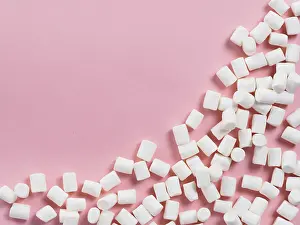 Sweet Treats Image Drucke: Marshmallows on pink background with copyspace