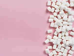 Symbolic Winter Picture Drucke: Marshmallows on pink background with copyspace