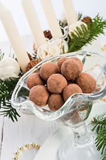 Baked Goods Studio Shot Drucke: Marzipan ball