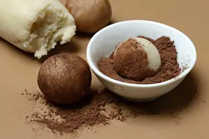 Raw Marzipan Drucke: Marzipan potato in shell with cocoa