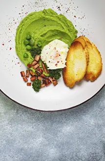 Homemade Breakfast Ideas Drucke: Mashed peas, with boiled egg, fried bacon