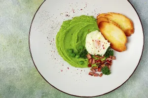 Breakfast Dish Drucke: Mashed peas, with boiled egg, fried bacon