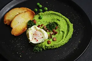 Homemade Breakfast Ideas Drucke: Mashed peas, with boiled egg, fried bacon