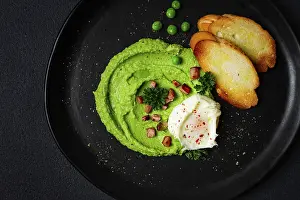 Vegetarian Breakfast Ideas Drucke: Mashed peas, with boiled egg, fried bacon