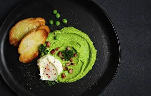 Homemade Breakfast Meal Drucke: Mashed peas, with boiled egg, fried bacon