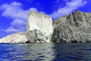 Greek Island Scenery Drucke: Massive cliffs stretch across the sea under a clear blue sky