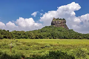 Sigiriya Rock Fortress Drucke: A massive rock rises above a wide