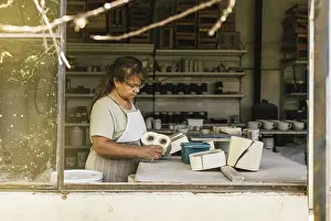 Female Artist Drucke: Master potter working in her studio