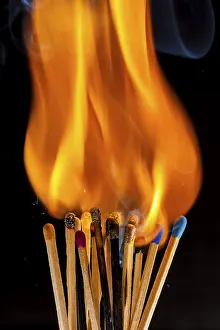 Close Up Match Drucke: Several matches are lit at the same time
