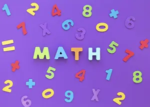 Symbolic Picture Learning Drucke: Math word colourful numbers flat lay