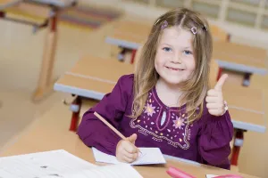 Primary School Classroom Drucke: Firstgrader during a lesson