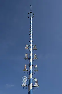 Traditional German Customs Drucke: Maypole, craft guild tree, Mittenwald