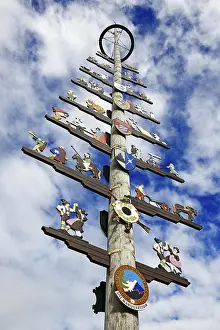 Southern Germany Landscapes Drucke: Maypole with guild sign in front of cloud sky