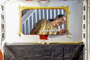 Bilder Datiert 29. Mai 2024: Maßfenster. Camper-Van-Umstellung - Mann installiert ein Seitenfenster.