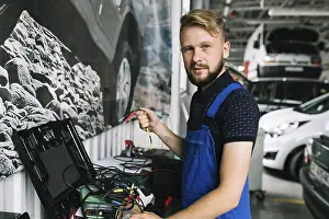 Mechanic Workshop Drucke: Mechanic working with wires workshop