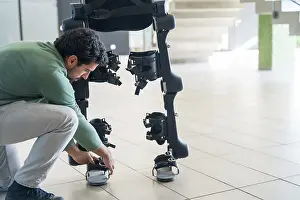 Exoskeleton Technology Drucke: Mechanical exoskeleton engineer checking robot before delivery to customer