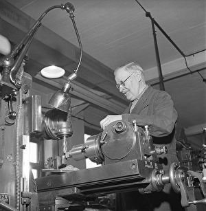 Vintage Industrial Scene Drucke: Mechanical workshop in the 1940s