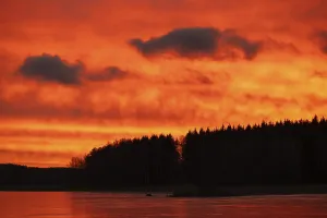 Frozen Scandinavian Landscape Drucke: A dramatic sunset over a still