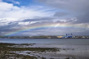 UNESCO World Heritage Site Scotland Drucke: Rainbow over Forth Estuary, Forth Bridge