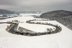 Snow Covered Fields Europe Drucke: River flows in a loop through snow-covered fields