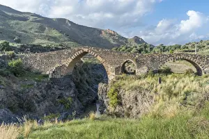 Volcanic Landscape Europe Drucke: Medieval bridge over River Simeto