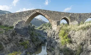 Volcanic Landscape Europe Drucke: Medieval bridge over River Simeto