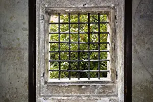 European Tourist Attraction Views Drucke: Medieval window with iron grating in Prague