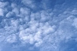 Cloudy Skies International Drucke: Medium-height white clouds of Altocumulus in blue sky