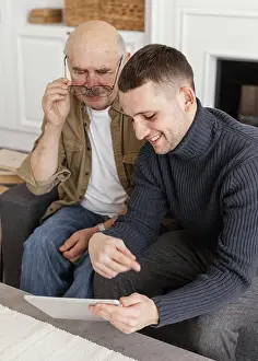 Healthcare System Drucke: Medium shot men looking tablet