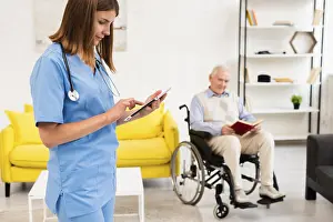Healthcare Professionals Drucke: Medium shot nurse checking her tablet