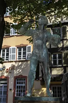 Drucke von In der malerischen Altstadt von Straßburg, inmitten von engen Gassen und historischen Gebäuden, liegt die Place Saint-Etienne Straßburg Drucke: Meiselocker in der Place Saint-Etienne, Strasbourg, Elsass, Frankreich