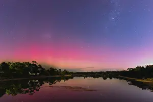 Drucke von MELBOURNE, AUSTRALIEN, 12. AUGUST: Eine erhöhte Sonnenaktivität führt dazu, dass die Aurora Australis in südlichen Gebieten von Australien sichtbar ist Australis Drucke: MELBOURNE, AUSTRALIEN