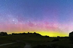 Drucke von MELBOURNE, AUSTRALIEN, 05. NOVEMBER: Eine erhöhte Sonnenaktivität führt dazu, dass die seltene Aurora Australis in südlichen Gebieten von Australien sichtbar ist Australis Drucke: MELBOURNE, AUSTRALIEN