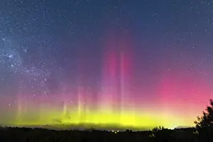 Drucke von MELBOURNE, AUSTRALIEN, 06. NOVEMBER: Eine erhöhte Sonnenaktivität führt dazu, dass die seltene Aurora Australis in südlichen Gebieten von Australien sichtbar ist Australis Drucke: MELBOURNE, AUSTRALIEN