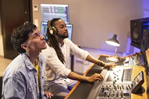 Music Industry Professionals Drucke: Two men collaborate in a recording studio