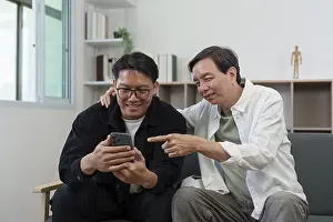 Smartphone Moments Drucke: Two men engage with a smartphone