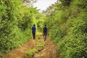 Central America Scenery Drucke: Two men on a path through the countryside